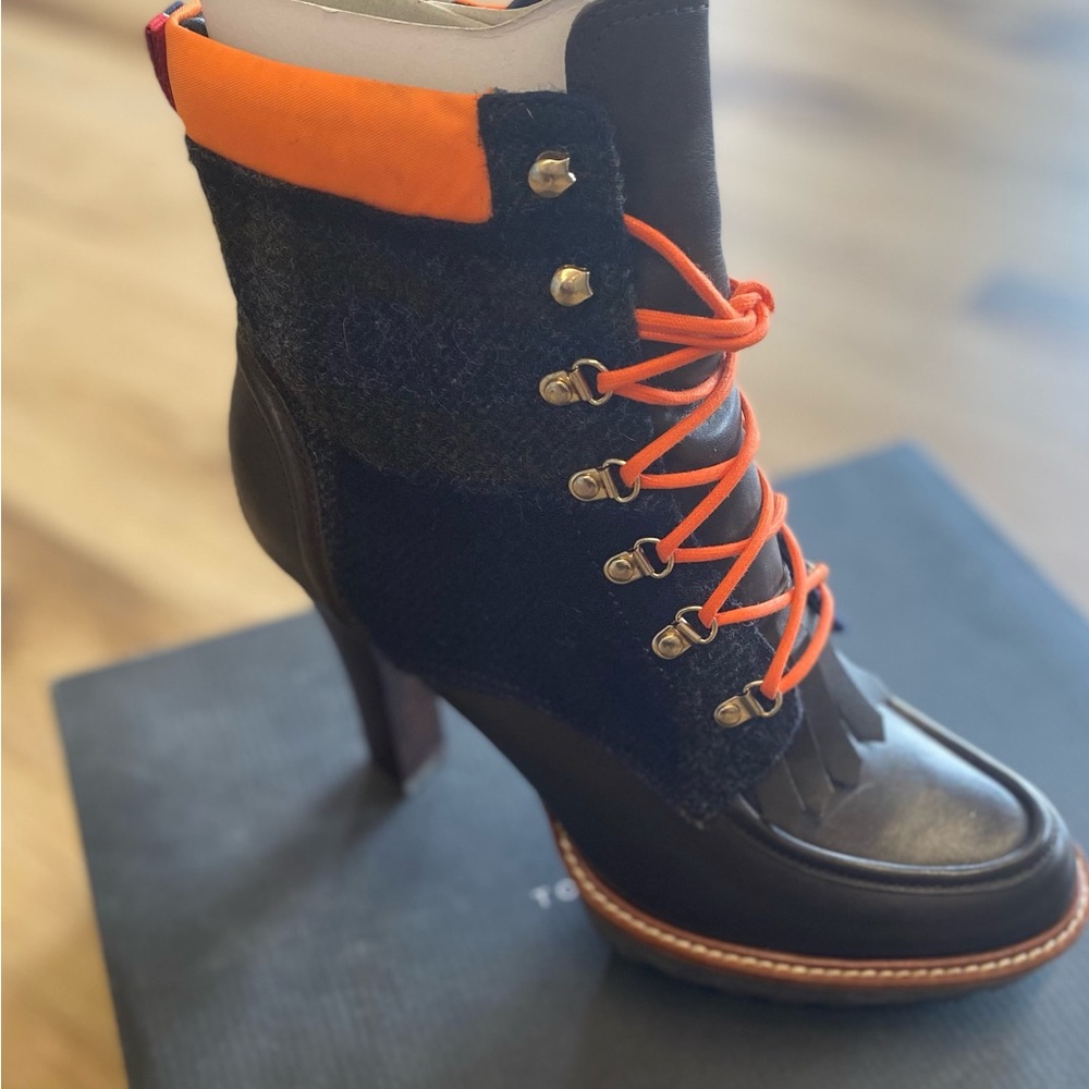 Tommy Hilfiger, brand new boots, 7.5 , NWT, beautiful color and print